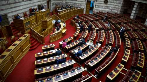 Βουλή: Σύγκρουση πολιτικών αρχηγών στην Ολομέλεια για την πανδημία και την οικονομία