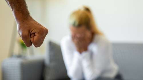 Αχαΐα: Χτυπούσε συστηματικά τη γυναίκα και το παιδί του και μετά την κατήγγειλε για εγκατάλειψη