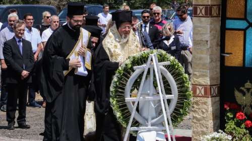 Στα Τέμπη ο Πατριάρχης Βαρθολομαίος - Τέλεσε τρισάγιο στη μνήμη των θυμάτων της σιδηροδρομικής τραγωδίας [εικόνες]