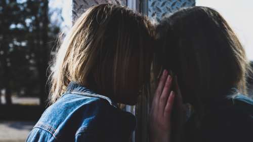 Πετράλωνα: Οι αντιφάσεις της 22χρονης – &quot;Δεν τα είπα από την αρχή γιατί ο πατέρας μας απειλούσε τον αδερφό μου&quot; [Βίντεο]