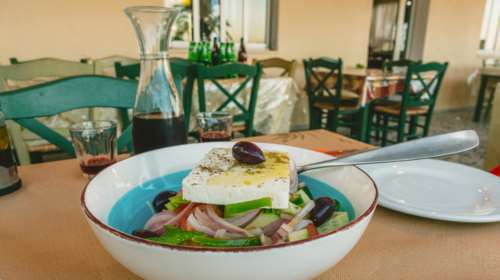 Χωριάτικη σαλάτα από... χρυσάφι: Πώς γίνεται με κόστος 2,95 ευρώ, να φθάνει τα 9 ή και τα 12 ευρώ στην ταβέρνα;