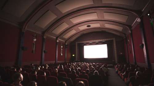 Τρόμος στα Χανιά: Γρονθοκόπησε ανήλικους μέσα στο σινεμά γιατί έκαναν φασαρία- Ανθρωποκυνηγητό για τον δράστη