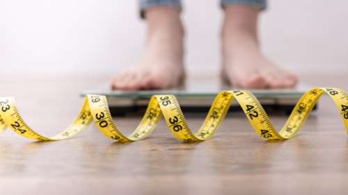 Το μυστικό για να ζήσουμε περισσότερα χρόνια: Τι δείχνει νέα έρευνα για το βάρος του σώματος