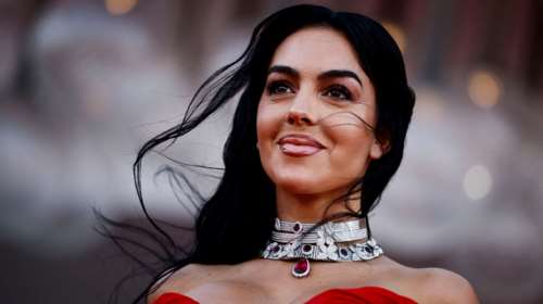 Pretty Woman η Τζορτζίνα Ροντρίγκεζ: Η δραματική εμφάνιση με το iconic κόκκινο φόρεμα και τα λάθος παπούτσια