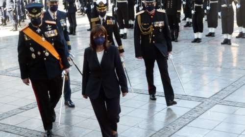 Σακελλαροπούλου για 25η Μαρτίου: Τα έθνη καταλαμβάνουν τη θέση τους στο χάρτη της ιστορίας με πίστη στις δικές τους δυνάμεις