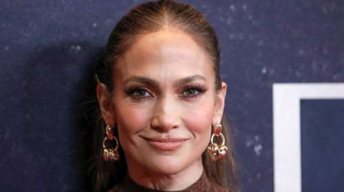 Τζένιφερ Λόπεζ: Glam και γιορτινή με λευκό πουκάμισο και μπροκάρ φούστα - Τα σικάτα κοσμήματα και το γκλίτερ στα πόδια της