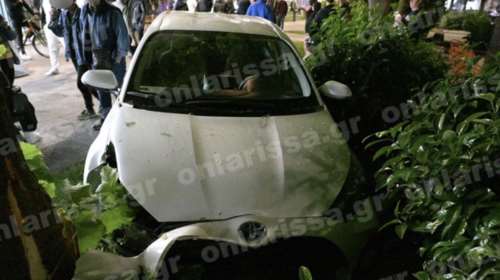 Τρόμος στη Λάρισα: Καθόταν σε παγκάκι πλατείας και έπεσε πάνω του... ένα αυτοκίνητο