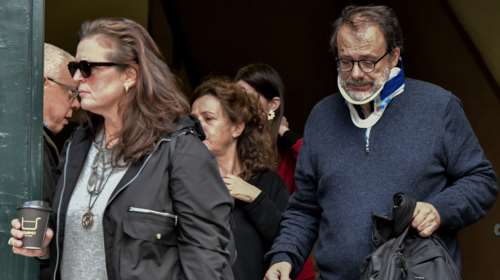 Δίκη Ινδαρέ: &quot;Φάγαμε το ξύλο της αρκούδας - Κλώτσαγαν τον πατέρα μου στο κεφάλι&quot; - Τι κατέθεσαν ο σκηνοθέτης και ο γιος του