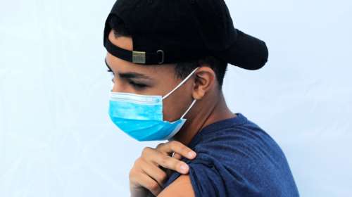 Νέα μελέτη: Παιδιά και έφηβοι με κορονοϊό οδηγούν στο νοσοκομείο τους ενήλικες συγγενείς τους