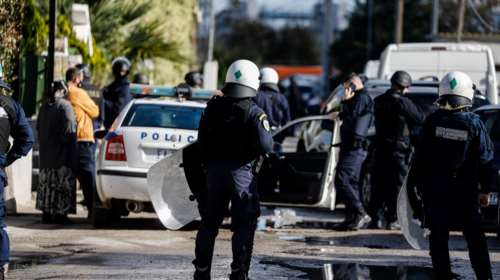 Ρομά με αυτόματα όπλα έκαναν... Γάζα το άβατο του Βλυχού Μεγάρων - Σηκώνει ψηλά τα χέρια η ΕΛ.ΑΣ. [βίντεο]