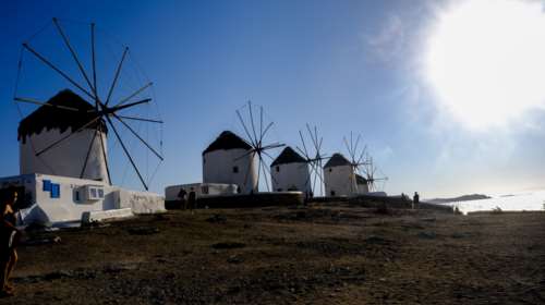 Μύκονος: Αστυνομικοί δούλευαν &quot;σεκιούριτι&quot; σε βίλες πλουσίων - Πόσα έπαιρναν την ώρα - Έχουν γίνει τρεις συλλήψεις