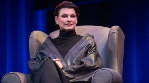 Η Λίντα Εβαντζελίστα και τα ζιβάγκο: H 58χρονη επέστρεψε δυναμικά και δίνει έμπνευση για εύκολες και κομψές εμφανίσεις