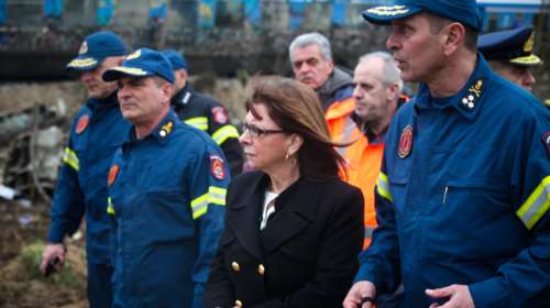 Στα Τέμπη η Κατερίνα Σακελλαροπούλου – Άφησε λουλούδια στα συντρίμμια βαγονιού [εικόνες - βίντεο]