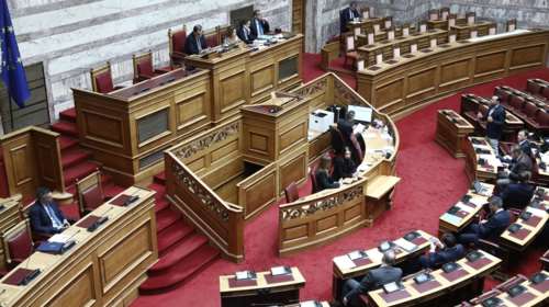 Ένταση στην Ολομέλεια της Βουλής για τον Άγνωστο Στρατιώτη: Να προσέλθει ο Νίκος Δένδιας ζητάει η αντιπολίτευση