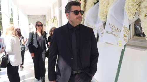 Συγκινημένος ο Λάμπρος Κωνσταντάρας στην κηδεία του πατέρα του: &quot;Μακάρι να επέστρεφε για λίγο, να έβλεπε όλα αυτά&quot;