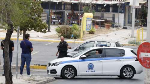 Κερατσίνι: Χειροβομβίδες και όπλο εντοπίστηκαν στο σημείο της καταδίωξης - Ξέχασε την ταυτότητα ο οδηγός της μηχανής