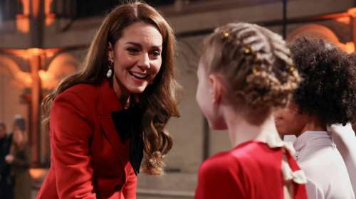 Εκθαμβωτική στα κόκκινα η Κέιτ Μίντλετον- Χαμογελαστή σε χριστουγεννιάτικη συναυλία στο Αβαείο του Γουέστμινστερ [εικόνες]