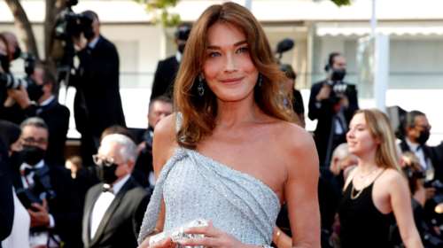 H Κάρλα Μπρούνι τόπλες: Η 54χρονη πρώην Πρώτη Κυρία απολαμβάνει τον ήλιο και τη θάλασσα