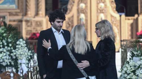 Το τελευταίο αντίο στον Κώστα Χαρδαβέλλα – &quot;Ο πατέρας μου δεν θα ήθελε να είναι σήμερα ημέρα στενοχώριας&quot; [εικόνες]