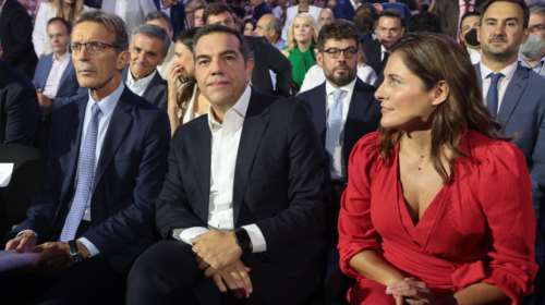 Η Μπέτυ Μπαζιάνα τράβηξε τα βλέμματα στο Βελλίδειο: Το κόκκινο φόρεμα που έκλεψε τις εντυπώσεις [εικόνες]