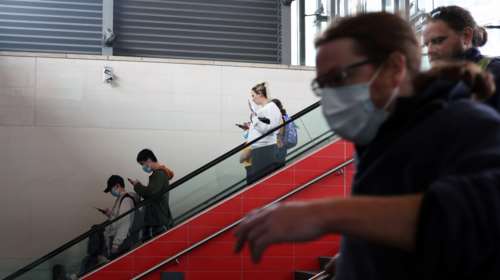 ΗΠΑ: Ο Τραμπ σκέφτεται να απαγορεύσει την είσοδο σε Αμερικανούς που έχουν κορoνοϊό