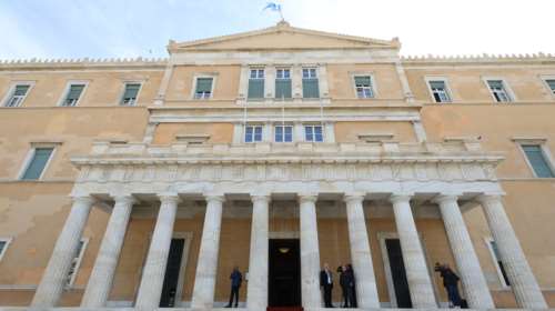 Κατατέθηκε στην Βουλή η τροπολογία για την αναστολή ασύλου για τους μετανάστες από τη Βόρεια Αφρική