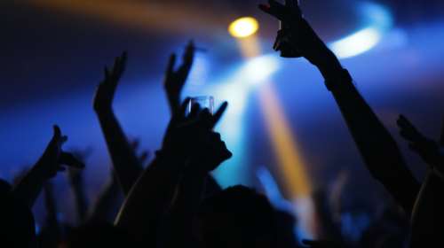 Μαρτυρία σοκ φοιτητή στη Θεσσαλονίκη: &quot;Πήγα σε πάρτι με εκατοντάδες άτομα - Δεν τηρούνταν κανένα μέτρο&quot; [Βίντεο]