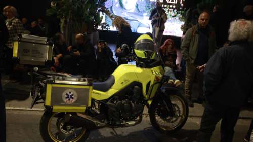 ΣΥΡΙΖΑ: Απρόοπτο έξω από το Συνέδριο στο Γκάζι - Ηλικιωμένη έπεσε στο έδαφος από τα σπρωξίματα