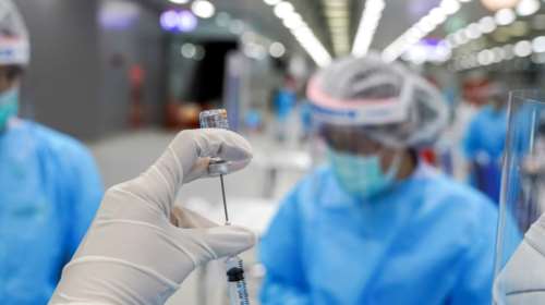 FT: Πόσο αποτελεσματικά είναι τα εμβόλια έναντι της μετάλλαξης Δέλτα- Τι δείχνουν οι μελέτες για Pfizer και AstraZeneca