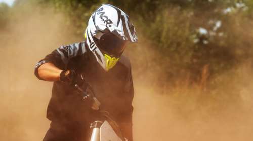 Απίστευτο σκηνικό στο Ηράκλειο: 11χρονος έκανε... σούζες με κλεμμένο δίκυκλο