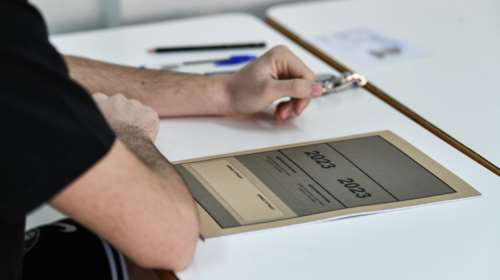 Πανελλήνιες 2023: Εισαγγελική έρευνα για τον μαθητή που πιάστηκε να αντιγράφει με ακουστικό στο αυτί