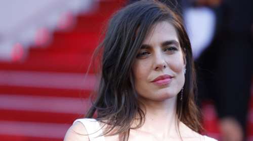 Με πολύ μακριά και ατημέλητα μαλλιά στις Κάννες η Σαρλότ Κασιράγκι: Το λευκό φόρεμα και η ανανεωμένη εμφάνιση μετά το διαζύγιο