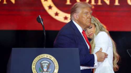 Ο Τραμπ απέτισε φόρο τιμής στον Τσάρλι Κερκ, &quot;έναν γίγαντα της γενιάς του&quot; - &quot;Συγχωρώ τον δολοφόνο&quot;, είπε η Έρικα Κερκ