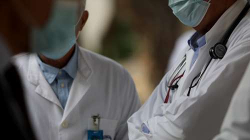 Ψευτογιατρός στην Κρήτη συστηνόταν ως &quot;Doctor of science&quot; - Έλεγε ότι θεράπευσε τη γυναίκα του από τον καρκίνο [βίντεο]