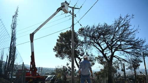 ΔΕΔΔΗΕ: Ποιες περιοχές της Αττικής παραμένουν χωρίς ρεύμα μετά τις πυρκαγιές - Πότε αναμένεται αποκατάσταση των ζημιών