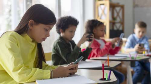 Politico: Οι ευρωπαϊκές κυβερνήσεις βάζουν μπλόκο στη χρήση των smartphones στα σχολεία
