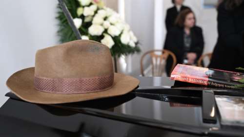 Βασίλης Βασιλικός: Με το αγαπημένο καπέλο του κηδεύτηκε ο σπουδαίος συγγραφέας [εικόνες]