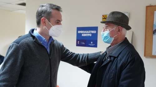 Επιχείρηση "Ελευθερία": Αιφνιδιαστική επίσκεψη του Κυριάκου Μητσοτάκη στο εμβολιαστικό Κέντρο Υγείας Καμινίων