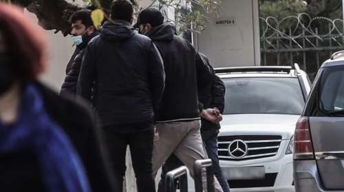 Κολωνός: Ροζ βίντεο με τη 12χρονη στο κινητό του ενός συλληφθέντα - Ο Μίχος την πίεζε να εκπορνευτεί με δύο &quot;πλούσιους&quot;