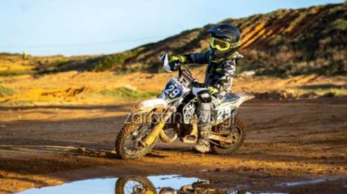 Μαγεύει 6χρονος αναβάτης motocross στα Χανιά: Από το νηπιαγωγείο στην... πίστα [εικόνες - βίντεο]