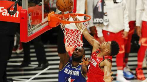 Πανευτυχής πιτσιρικάς! Ο Γιάννης Αντετοκούμπο του χάρισε τα παπούτσια του (βίντεο)