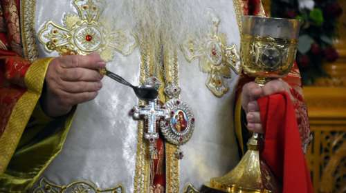 Εθνική Επιτροπή Δημόσιας Υγείας: Ο κορονοϊός μεταδίδεται και με το σάλιο, και με το κουταλάκι