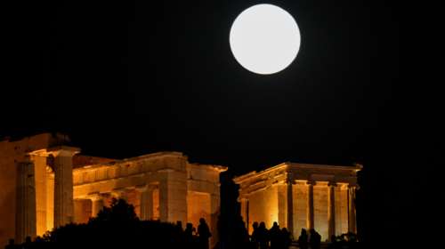 Μαγευτικές εικόνες από την τελευταία υπερπανσέληνο του 2020