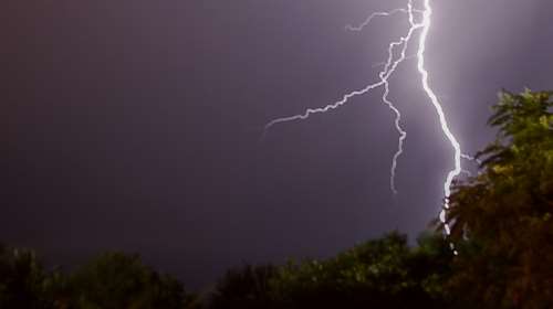 Επέλαση της κακοκαιρίας: Έπεσαν 50.000 κεραυνοί - Επικίνδυνα φαινόμενα την Πέμπτη, οι "κόκκινες" περιοχές [Χάρτες}