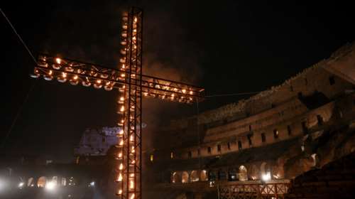 Πάσχα των Καθολικών: Κατάνυξη σε όλο τον κόσμο - Για δεύτερη χρονιά ο Πάπας δεν πήρε μέρος στην τελετή της &quot;Οδού του Μαρτυρίου&quot;
