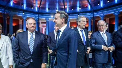 Αυλαία του επετειακού συνεδρίου της ΝΔ: Εναρκτήρια ομιλία Μητσοτάκη στα 50 χρόνια από την ίδρυση του κόμματος