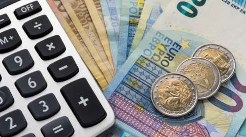 Φύλλο και φτερό χιλιάδες γονικές παροχές και δωρεές από την εφορία: Πρόστιμα για μεταφορές χρημάτων