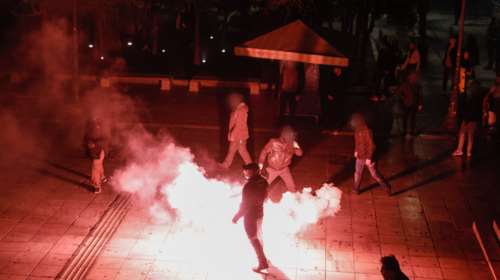 Μικρής έκτασης επεισόδια στο Σύνταγμα - Απάντησαν με χημικά οι αστυνομικοί