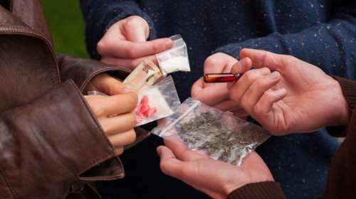 Σπείρα ανηλίκων που διακινούσε ναρκωτικά: Πώς συνδέεται η συμμορία με τον θάνατο της Μαρκέλλας στο Βύρωνα