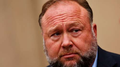 ΗΠΑ: Ο συνωμοσιολόγος Άλεξ Τζόουνς θα καταβάλει αποζημίωση μαμούθ 1 δισ. δολαρίων σε συγγενείς θυμάτων μακελειού